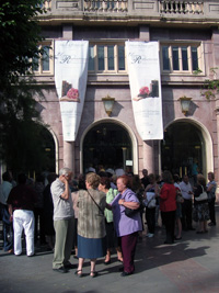 Mupis en la fachada del Teatro Isabel La Catolica de Granada