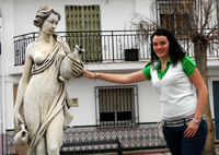 Ana Mª en una plaza de Fornes, su pueblo natal