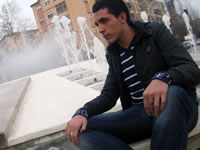 El joven intérprete en su barrio, La Chana