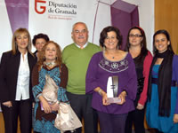 La directora del CEI Río Ebor y familiares junto a la galardonada