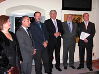 Ángel Cobo (dcha) y representantes de la Fundación