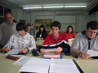 Patricio (centro) junto a varios compañeros y su profesor de Química