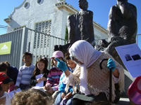 Un grupo de escolares a las puertas del CIV de Vegas del Genil 