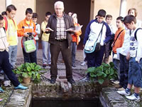 Ricardo Ruiz y un grupo del CEIP F Ayala en el Palacio de Daralhorra