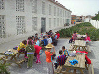 Grupo de escolares en el exterior del secadero-museo