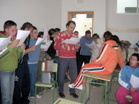 Miguel y un grupo de alumnos interpretan la canción, Siembra paz.