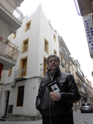 El autor frente a la casa natal de Enriqueta Lozano y Velázquez, cuyo último apellido sustituiria después por Vilchez