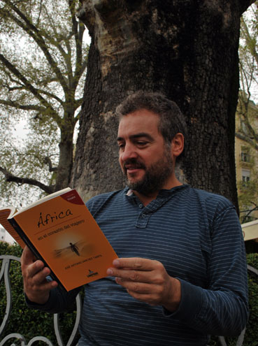 El autor con su libro, en una plaza granadina