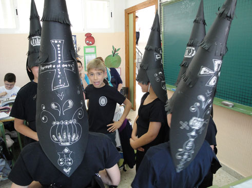 Los penitentes se preparan antes de la salida