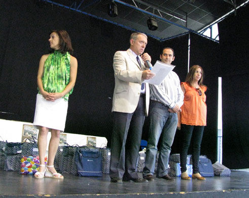  Gemma Penélope (directora del CEIP San Francisco -con blusa verde-), Luis Gerardo Ortiz (coordinador del certamen en Cájar), Fidel Prieto (Alcalde) y Mónica Castillo de la Rica (Concejala de Educación).