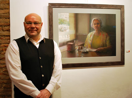 El pintor junto a su obra dedicada a su amiga Rosario 