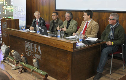 Los expertos en cetrería durante su intervención en la EFA El Soto 