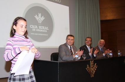 Nerea Cuadros, del CEIP Ramón y Cajal de Ogíjares, recoge su premio