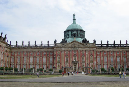 Todos los días se forma largas colas frente al Palacio de Sanssouci