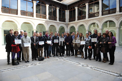 Los coordinadores de los proyectgos seleccionados en el patio de la Delegación de Educación (Granada)