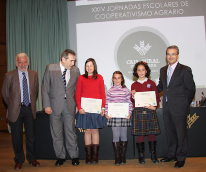 Nerea, Ana y Alba, junto al presidente de Caja Rural de Granada, Antonio León, y otros representantes 