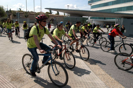 Participantes en la EcoMarcha 2011 a su paso por la Diputación granadina 