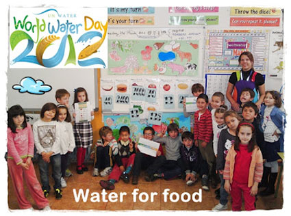 La maestra con un grupo de alumnos en la celebración del Día Mundial del Agua 