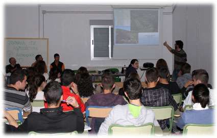 En una de las sesiones de agricultura ecológica celebrada en el IES 