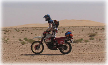 Mario subido en su Yamaha en su periplo africano 