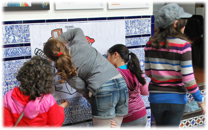 Alumnas del Colegio Cristo de la Yedra dan color a una de los murales de Juan Zívico relacionado con el trabajo de los periodistas 