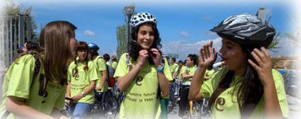 Participantes en la EcoMarcha se preparan para iniciar el recorrido 