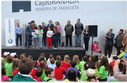 Escolares del CEIP Tierno Galván leen la declaración en Defensa de la Vega al pie del Museo de la Memoria 