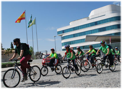 Un grupo participante en la III Cicloruta urbana sale desde la sede de la Diputación Provincial 