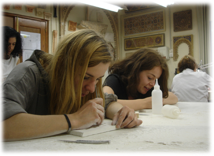 Las alumnas polacas en el taller de ornamentación islámica de la Escuela de Arte de Granada