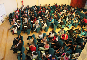 El salón de actos del CEP de Granada se llenó con los participantes 