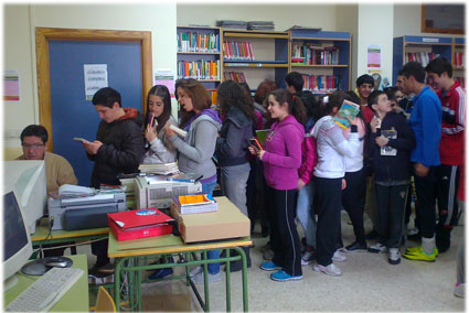 Colas para sacar libros de la biblioteca del IES Clara Campoamor, de Peligros (GR)