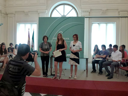 Marta Gea, junto a las Delegadas, a la hora de recibir su galardón/ FRANCISCO GEA