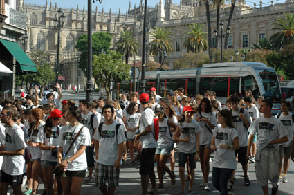 Los participantes de la ginkhana en el entorno de la Catedral de Sevilla 