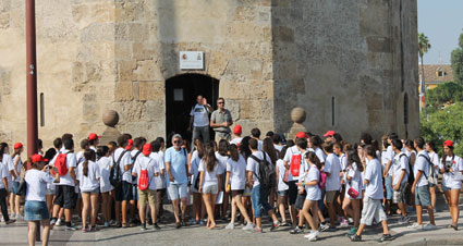 Los chicos y chicas de la ginkhana cultural visitan el museo de la Torre del Oro 