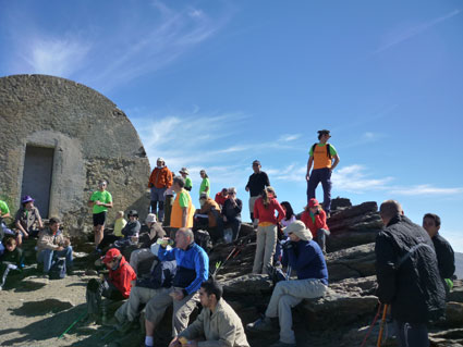 Los participantes en el refugio Elorrieta de Sierra Nevada 