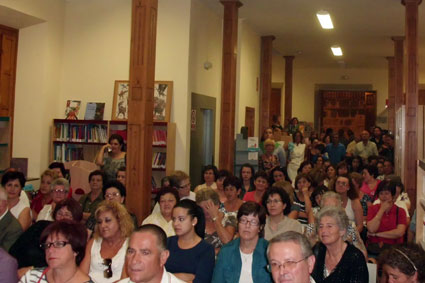 Ni un alfiler. La presentación del libro de Mª Jesús congregó a muchos ilurquenses