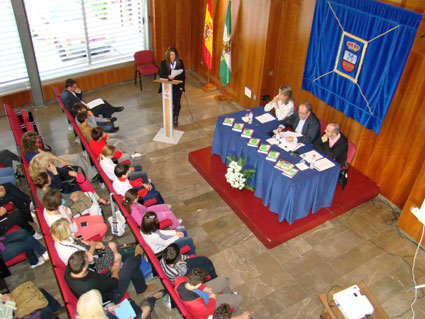 Momento del encuentro de los profesores y alumnos del colegio con las autoridades de Armilla 