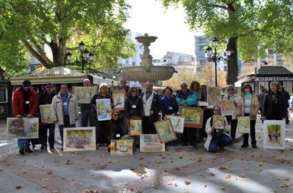 Grupo de acuarelistas granadinos posan con sus obras 