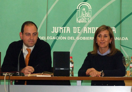 El director de orquesta y profesor Mauricio Linari junto a  Inmacualda Ferro