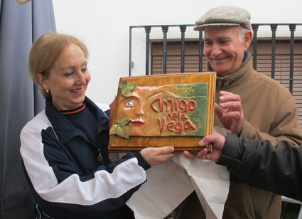 Miguel Vílchez y Mª Ángeles reciben la placa de Amigos de la Vega