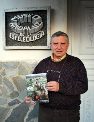 Manuel González Ríos, coordinador de la serie, a las puertas del Museo Andaluz de Espeleología, en Gójar (Granada) 