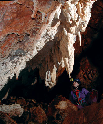 Una joven espeleogoga en una de las cavidades estudiadas en el polje de Zafarraya 