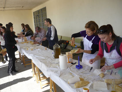 La alcaldesa de Las Gabias, Vanessa Polo Gil, con los organizadores del desayuno saludable de 2012