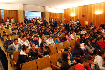 Los estudiantes sigue las exposiciones de los deportistas 