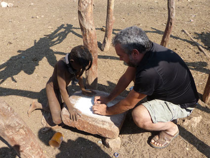 El autor se interesa por las tradiciones de los pueblos por donde pasa 