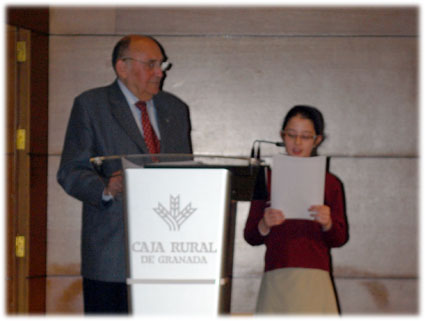 María Dueñas, del Colegio Santo Tomás de Villanueva, lee su texto premiado 