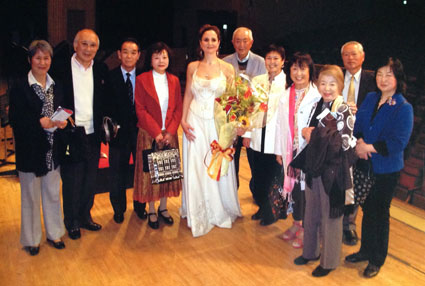 Admiradores japoneses de la soprano granadina tras entregarle un ramo de flores con la bandera española/ FOTO: HAYASHI SHOSUKE