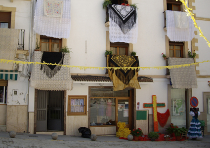 La plaza Virgen de los Remedios de Montefrío volverá a albergar una Cruz solidaria como ya hiciese en 2010 