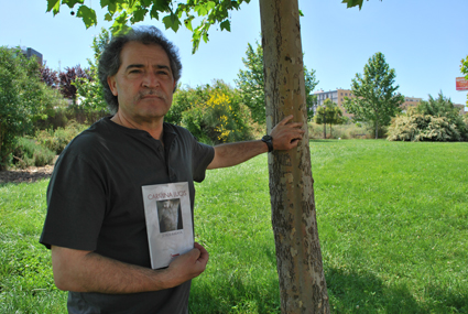 El maestro y poeta en el parque Tico Medina de Granada 