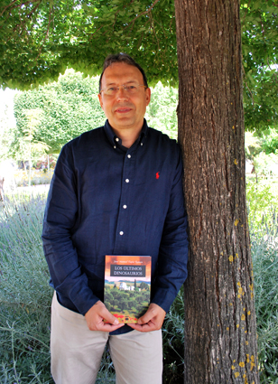 José Manuel Tapia con un ejemplar de su primer novela 